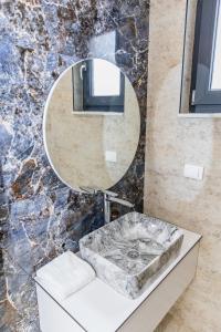 een badkamer met een wastafel en een spiegel bij Lira Suites in Donji Štoj