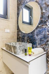 Koupelna v ubytování Lira Suites + 37 fotografií