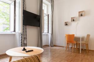 ein Wohnzimmer mit einem Tisch und einem Esszimmer in der Unterkunft Convenient 1BR Apartment in the Heart of Vienna in Wien