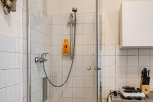 eine Dusche mit einem gelben Schwamm im Bad in der Unterkunft Convenient 1BR Apartment in the Heart of Vienna in Wien