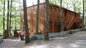 un gran edificio de madera en medio de un bosque en Chata U Rybáře en Bítov