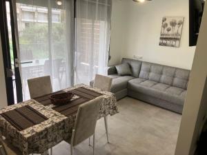 イラクリトサにあるÉva Apartman houseのテーブルとソファのあるリビングルーム