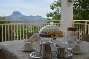una mesa con un plato de comida encima en Bed and Breakfast Arcobaleno, en Casteltermini