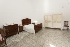カザラーノにあるCorte Fioritaのベッドルーム1室(ベッド1台、ドレッサー、ドレッサー付)