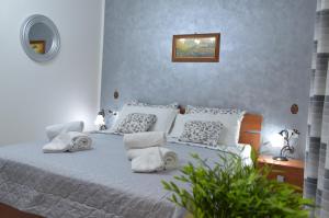 - une chambre avec un lit et des serviettes dans l'établissement Bed and Breakfast Arcobaleno, à Casteltermini