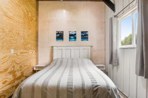 een bed in een kamer met een raam bij Moe's Vineyard - Barndominium in Necedah