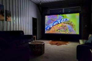 TV a/nebo společenská místnost v ubytování Moe's Vineyard - Barndominium