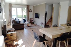 TV a/nebo společenská místnost v ubytování Spacious and cosy 80 m house located in Séné