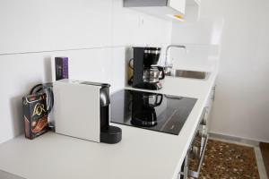 uma cozinha com comodidades para preparar café no balcão em Mosaic Luxury House em Quios