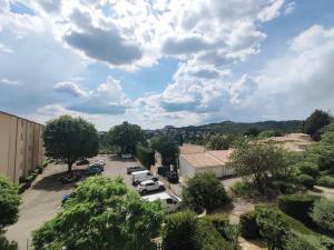 an aerial view of a parking lot with cars parked at L'oasis du château ! "climatisé" in Gréoux-les-Bains