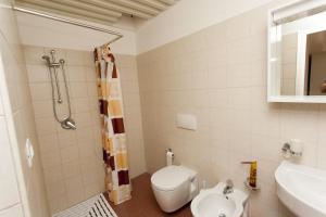 A bathroom at Corte Fiorita