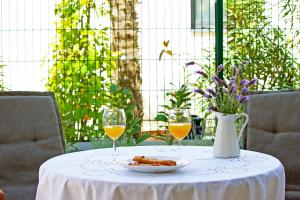 uma mesa com dois copos de vinho e um prato de comida em Apartment Limoni em Sutivan