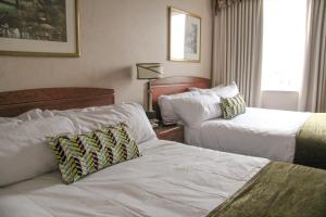 Säng eller sängar i ett rum på Continental Inn & Suites