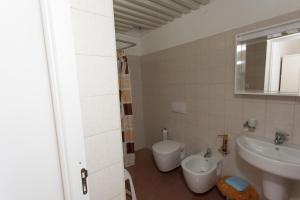 カザラーノにあるCorte Fioritaのバスルーム(洗面台、トイレ付)