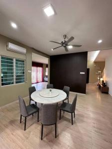 Et opholdsområde på Ipoh Luxury Spacious Corner Home