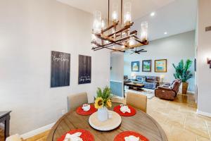 - une salle à manger et un salon avec une table et des chaises dans l'établissement Palm Retreat, à La Quinta