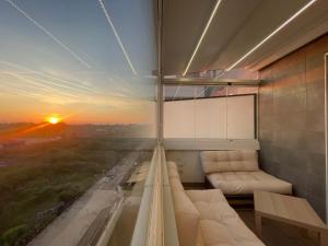 a room with a window with a view of a sunset at Residenze Ohana in Fiumicino