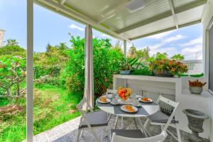 Μπαλκόνι ή βεράντα στο Beautiful bungalow in Island Village