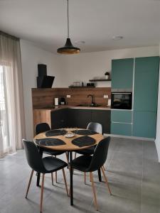 une salle à manger avec une table et des chaises dans une cuisine dans l'établissement JBL, à Seget Vranjica