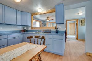 Nhà bếp/bếp nhỏ tại Secluded Washington Cabin Near Hikes and Lakes!