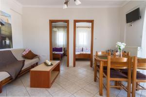salon z kanapą i jadalnią w obiekcie Vryzas Resort w mieście Ofrynio +37 zdjęć