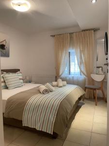 AngelianaにあるFiloSofias Home - The Best Luxury Guest House for Friends and Family in Rethymno-Creteのベッドルーム(大型ベッド1台、シンク付)