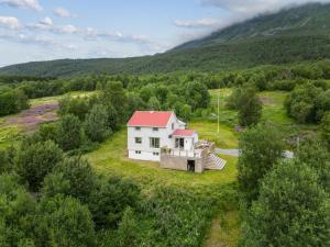 an aerial view of a white house in the middle of a field at 极光民宿Northern Lights in Laksvatn