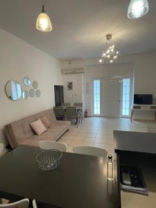 AngelianaにあるFiloSofias Home - The Best Luxury Guest House for Friends and Family in Rethymno-Creteのリビングルーム(ソファ、テーブル付)