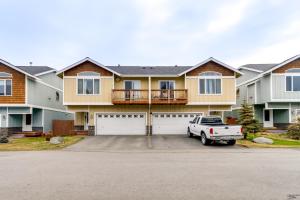 una casa con un camion bianco parcheggiato di fronte di Alaska Retreat with Balcony, Near Earthquake Park! ad Anchorage