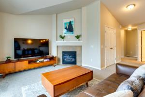 un soggiorno con divano e camino di Alaska Retreat with Balcony, Near Earthquake Park! ad Anchorage
