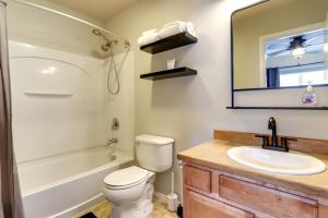 un bagno con lavandino, WC e specchio di Alaska Retreat with Balcony, Near Earthquake Park! ad Anchorage Altre 20 foto