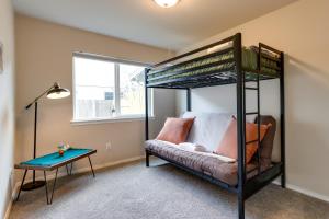 una camera con letto a castello, divano e tavolo di Alaska Retreat with Balcony, Near Earthquake Park! ad Anchorage