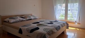 1 Schlafzimmer mit 2 Betten und einem Fenster in der Unterkunft Little Sunlight Oasis in Split