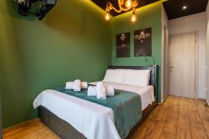 A bed or beds in a room at Old town view apartment