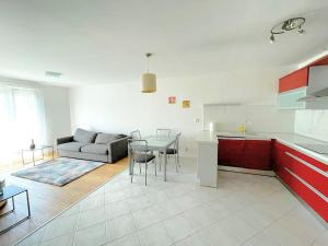 eine Küche und ein Wohnzimmer mit einem Sofa und einem Tisch in der Unterkunft Little Sunlight Oasis in Split
