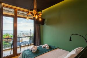 A bed or beds in a room at Old town view apartment