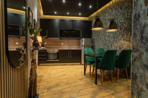A kitchen or kitchenette at Old town view apartment