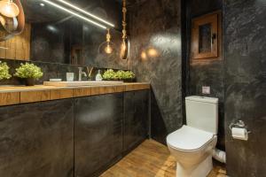 A bathroom at Old town view apartment