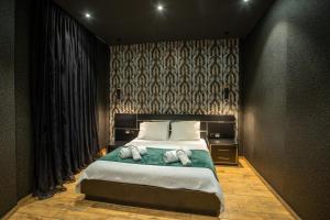 A bed or beds in a room at Old town view apartment