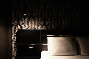 A bed or beds in a room at Old town view apartment