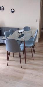 comedor con mesa y sillas en Apartamento Villarrica, en Villarrica