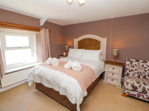 um quarto com uma cama com toalhas em Rock Cottage em Penrith