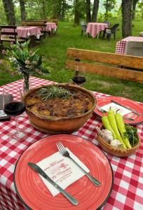 einen Tisch mit Teller mit Lebensmitteln und eine Schale mit Gemüse in der Unterkunft BANJA SVETA NEDELA in Katlanovo