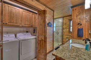 Cabaña de madera con cocina con lavadora y secadora. en Lost Shepherd's Lodge w Stunning Mtn Views, en Cherry Log