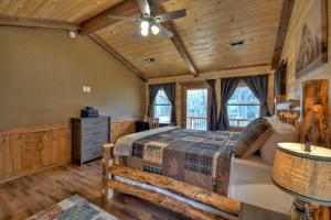 1 dormitorio con 1 cama y ventilador de techo en Lost Shepherd's Lodge w Stunning Mtn Views, en Cherry Log