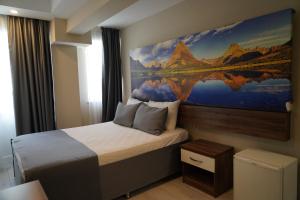 アンタルヤにあるAntalya Dreamsのベッドルーム1室(壁に絵画が描かれたベッド1台付)