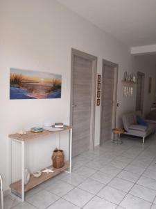 un soggiorno con un tavolo e un divano di Casa Sofia a Tertenìa