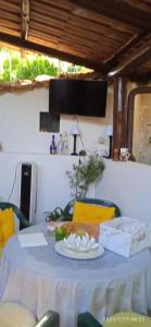 TV a/nebo společenská místnost v ubytování Le Sirene Luxury Accomodation with Private Beach