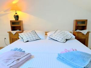 ein Bett mit Handtüchern und Kissen darauf in der Unterkunft Casa Vecchia Holiday Home Rab in Rab