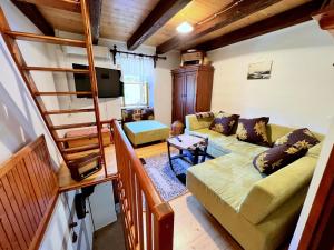 ein Wohnzimmer mit einem Sofa und einem TV in der Unterkunft Casa Vecchia Holiday Home Rab in Rab